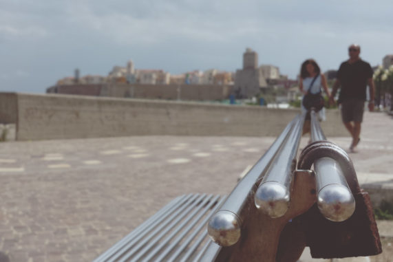 una passeggiata in riva al mare