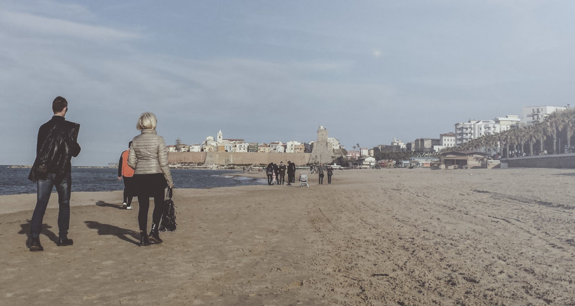 una passeggiata in riva al mare