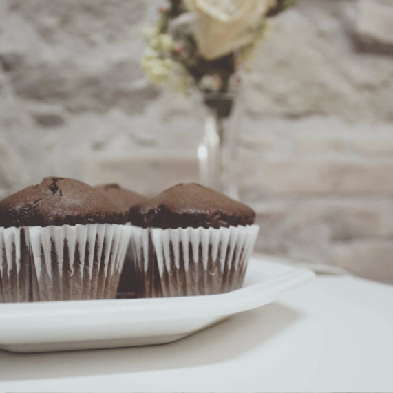 breakfast con muffin al cioccolata