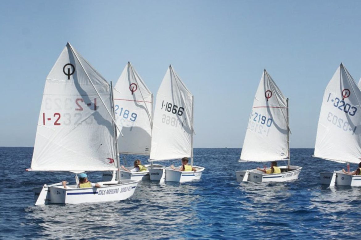 Dal windsurf al kitesurf, dalla vela al sup, tanti sport da praticare sulle spiagge di Termoli.