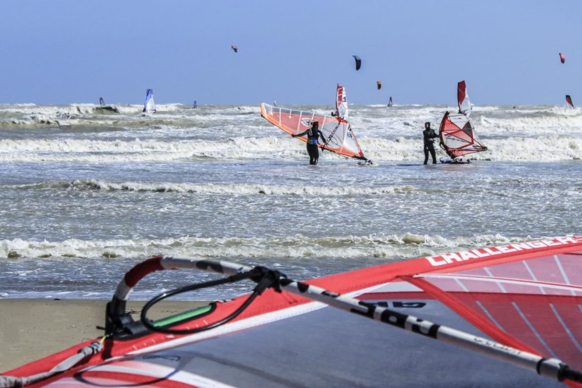 Dal windsurf al kitesurf, dalla vela al sup, tanti sport da praticare sulle spiagge di Termoli.