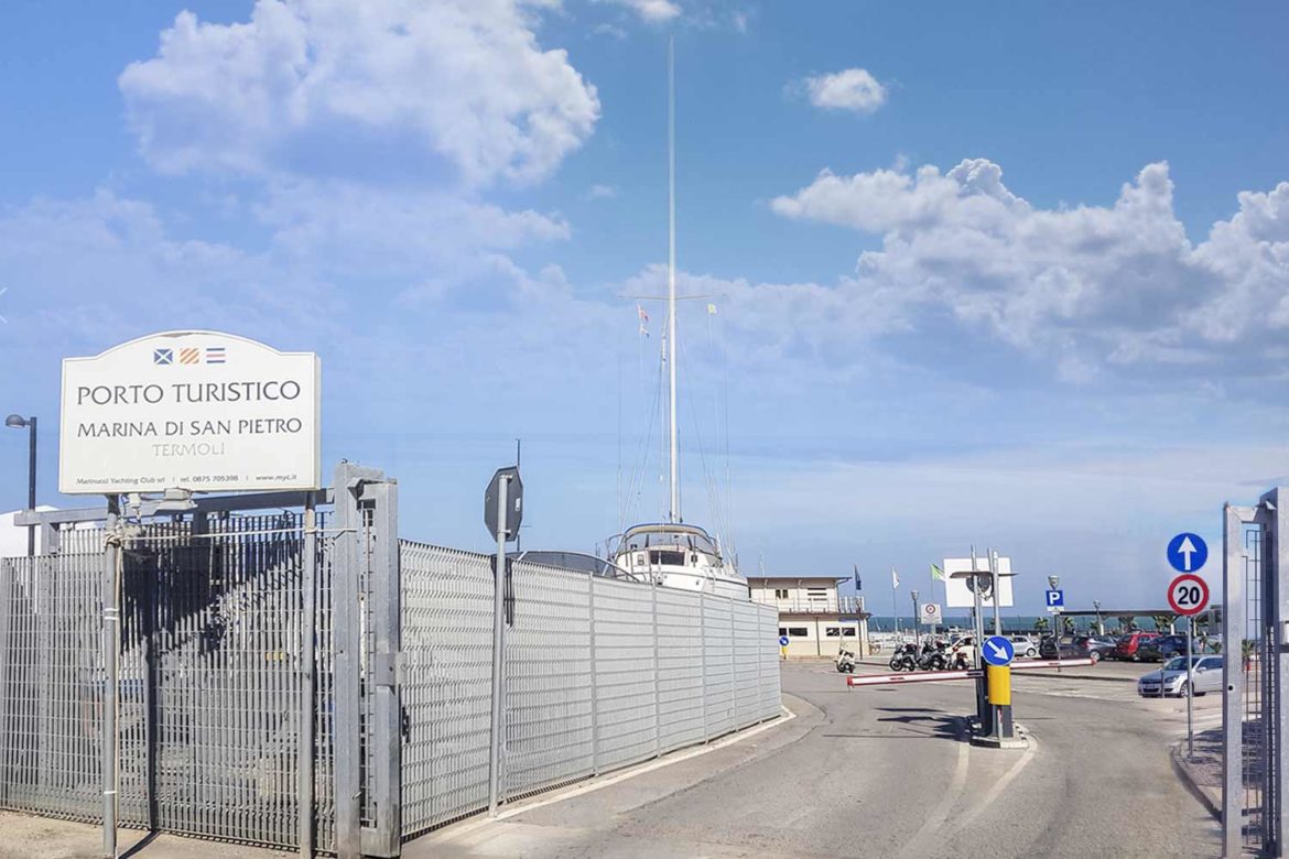 Parcheggio a Termoli vicino all’imbarco per le Isole Tremiti.